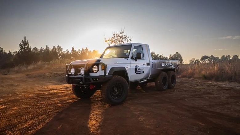 Крутой внедорожник Land Cruiser стал ещё круче: &laquo;новому старому&raquo; Land Cruiser 79&nbsp;добавили третий мост и два дополнительных колеса